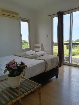 Casa amplia con parque, parrilla y vistas al campo y al río