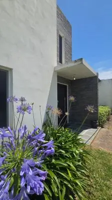 Casa amplia con parque, parrilla y vistas al campo y al río