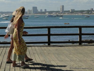 Caminando por la rambla del puerto de Punta del Este