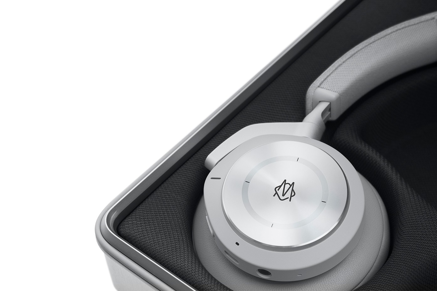 rimowa x bang & olufsen