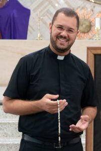 Sobre Padre Uélisson Pereira Padre Uélisson Pereira dos Santos é Brasileiro, nasceu no dia 05/01/1988, em Jatai, GO. É Membro da Associação Internacional Privada de Fieis – Comunidade Canção Nova, desde 2008 no modo de compromisso do Núcleo.