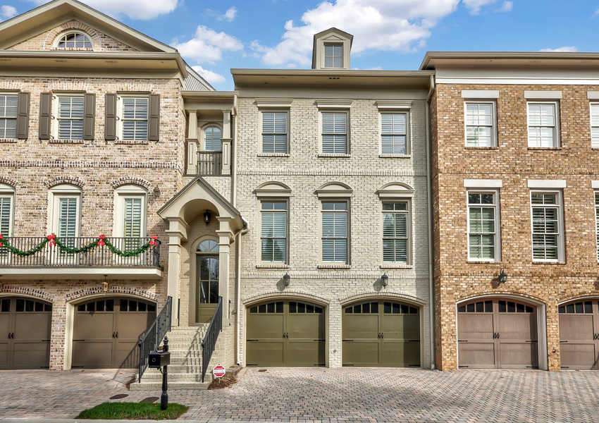 9064 Riverbend Manor