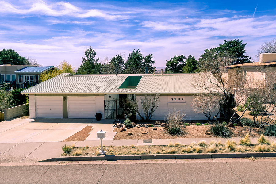 3909 Camino de la Sierra NE