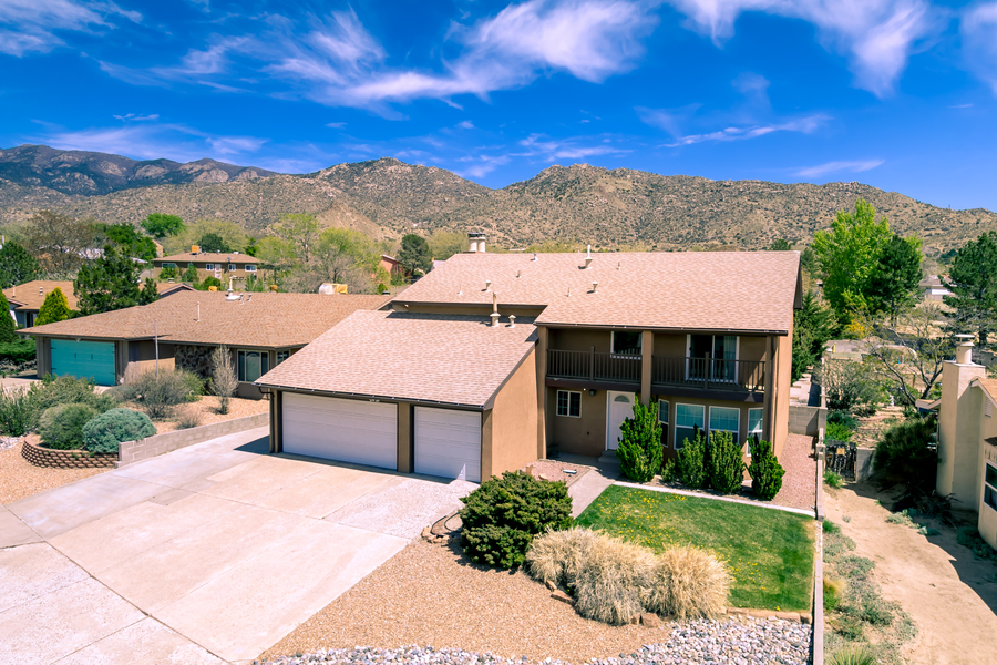 704 Vista Abajo Dr NE