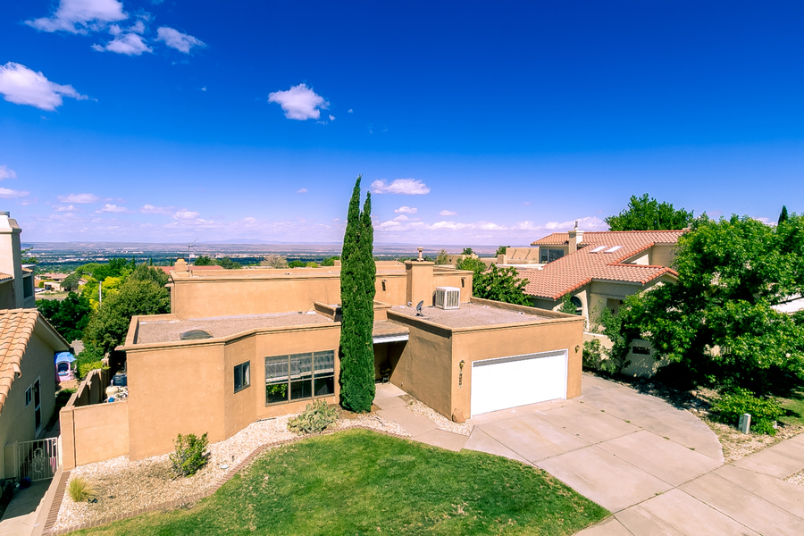 1537 Summit Hills Dr NE