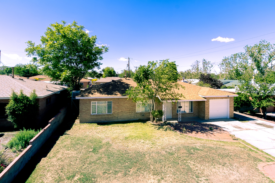 9008 Los Arboles Ave NE