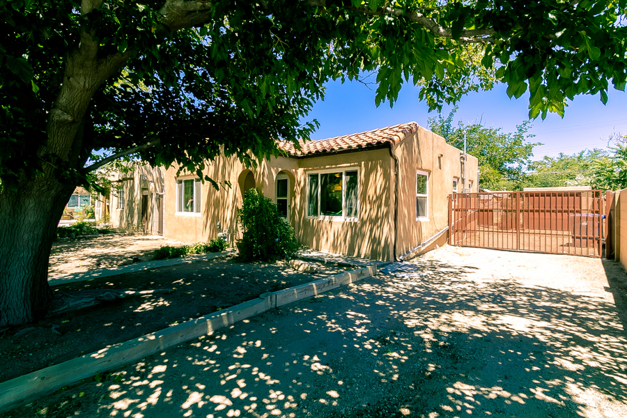 306 Solano Dr NE