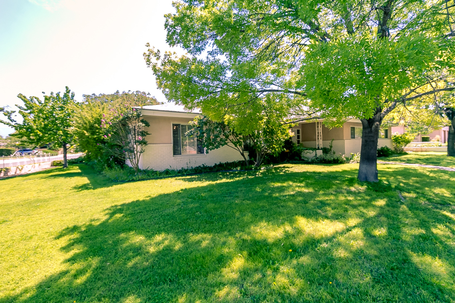 916 Solano Drive NE