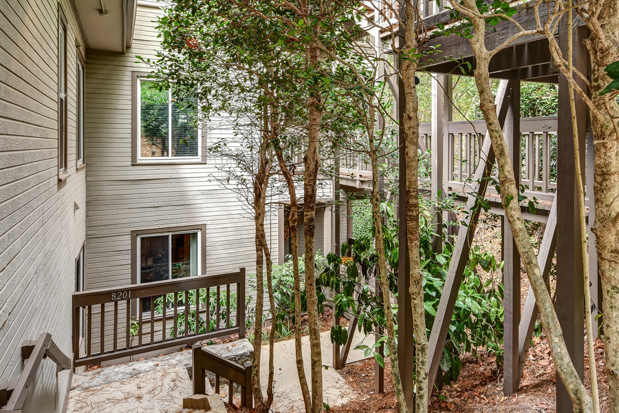 8201 Fairview Bluff