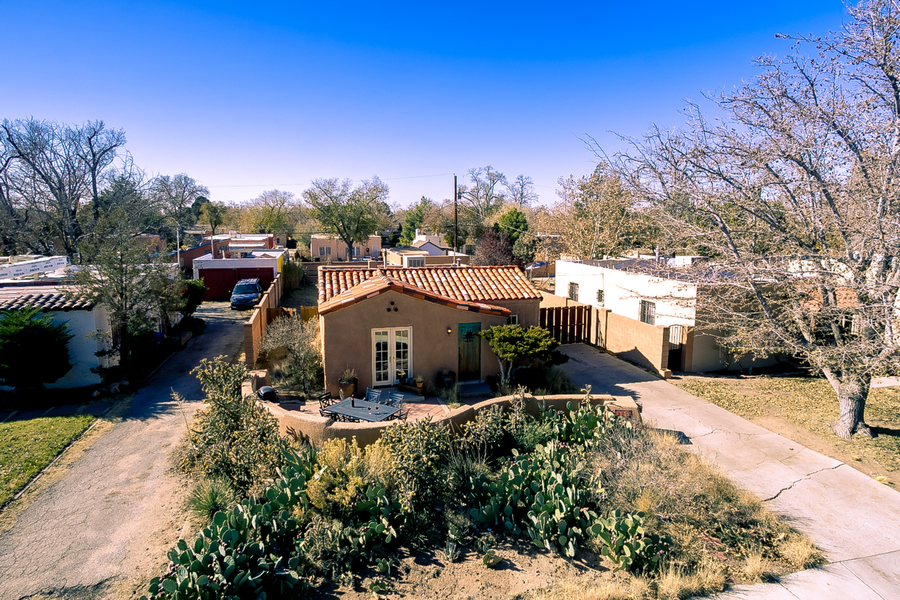 327 Solano Dr NE