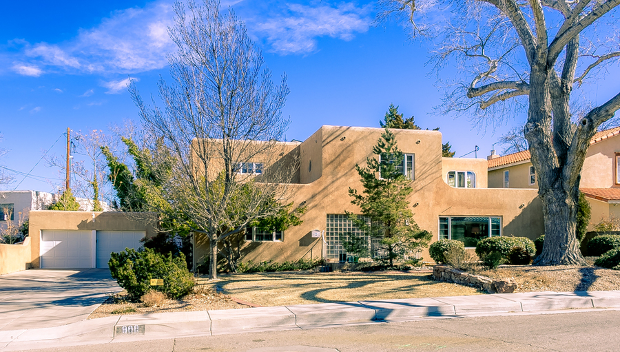 908 Sierra Drive SE