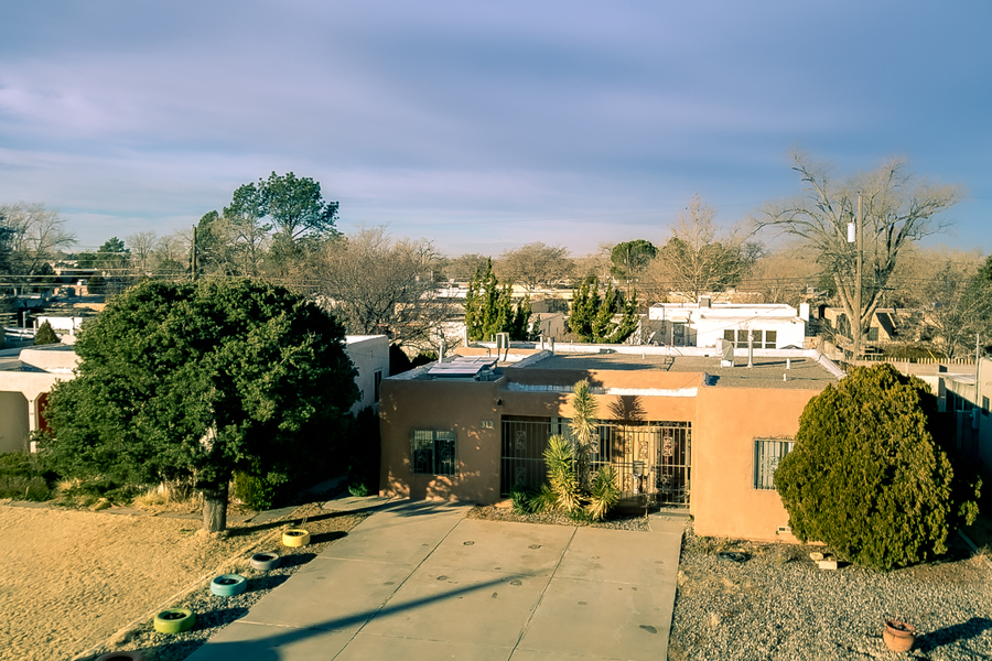 313 Manzano St NE