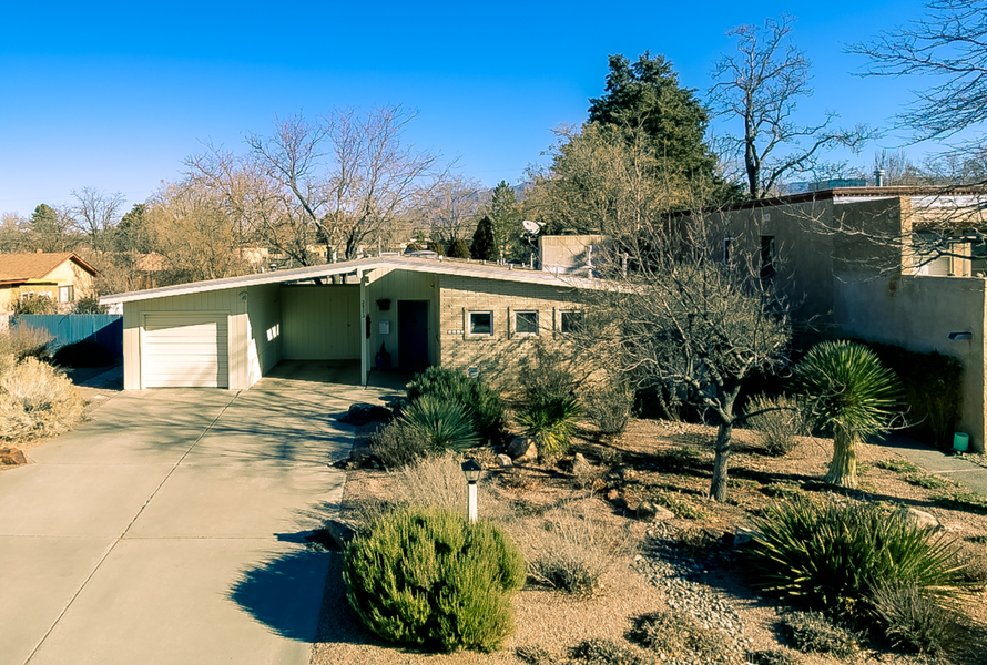 3813 La Hacienda Drive NE