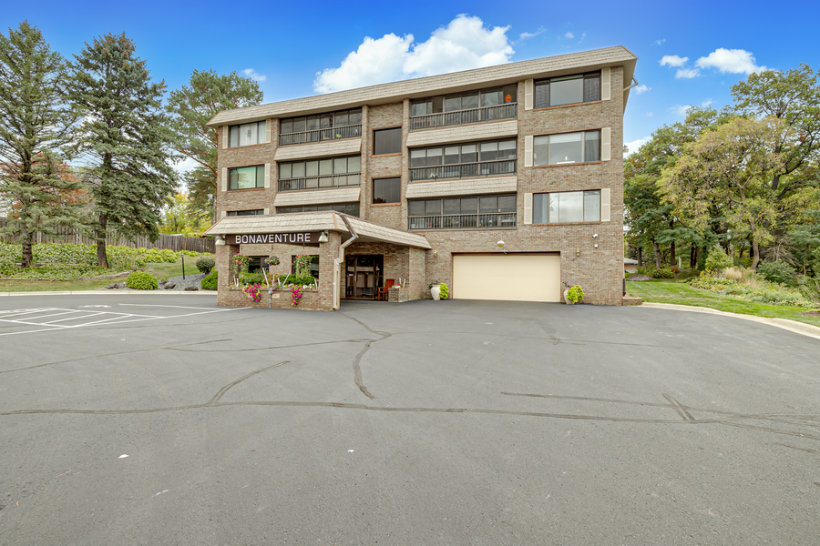 3090 Lexington Avenue North, Unit B4