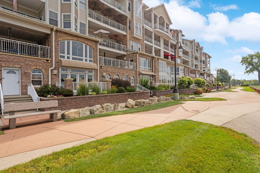 150 Front Street, Unit 323