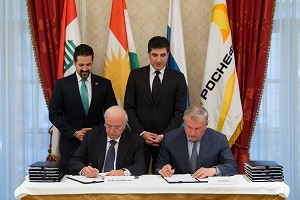 The Minister of Natural Resources for the Kurdistan Regional Government Ashti Hawrami and Rosneft CEO Igor Sechin sign an oil agreement in Saint Petersburg, Russia, on June 2, 2017, as the Kurdish Deputy Prime Minister Qubad Talabani and Prime Minister Nechirvan Barzani look on. Photo courtesy of the Kurdistan Regional Government.