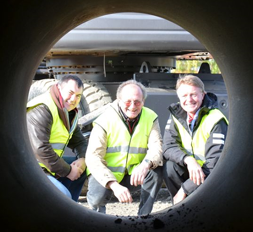 Pipe’s eye view: Quereillahc with (left) the late Eddie Powell, Volvo CE – missed, but will always be remembered – and (right) Lars-Inge Larsson, Volvo CE’s Oil & Gas solution manager.