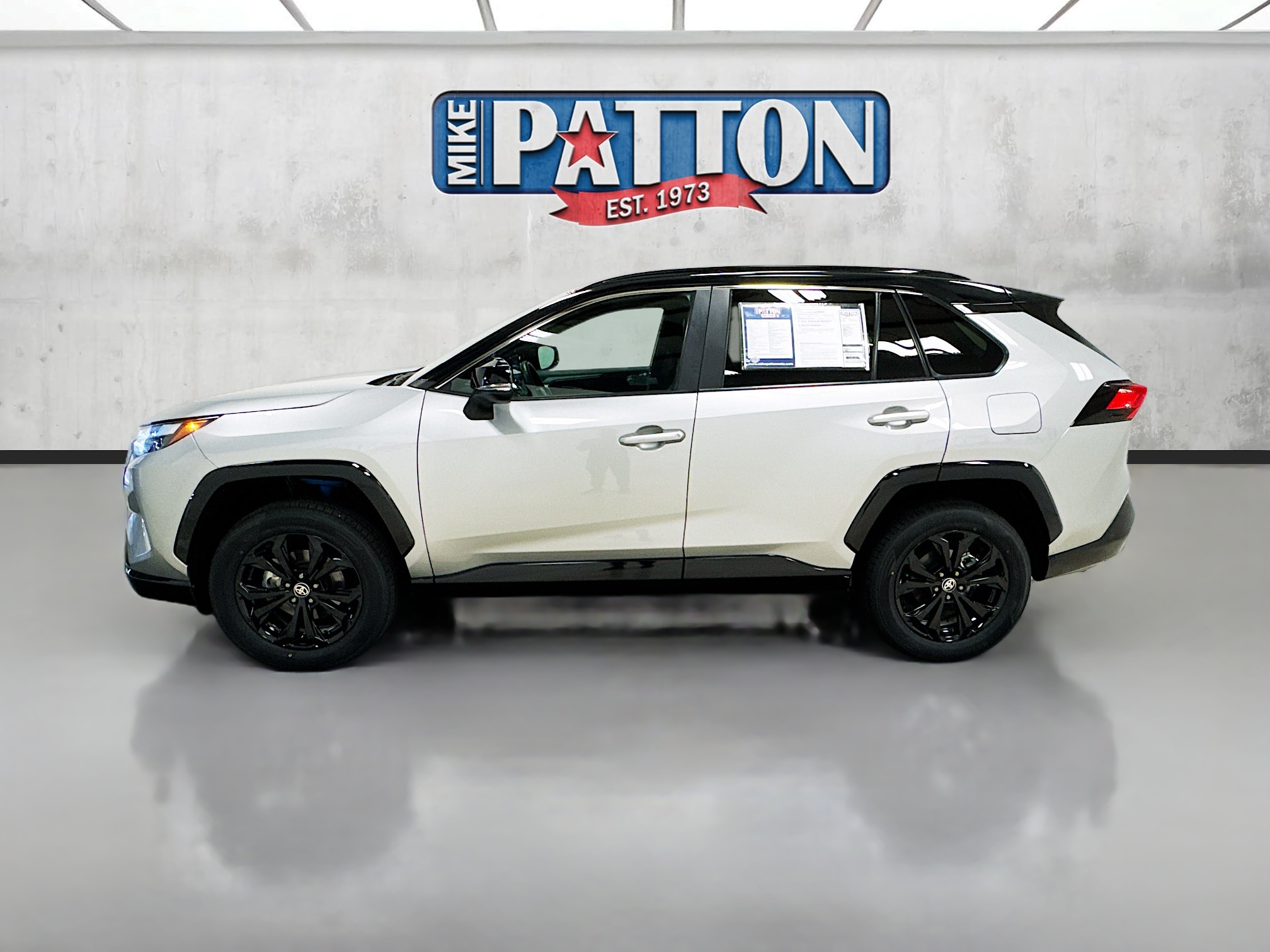 【2台】新型RAV4 GRスポーツ ブラックホワイト　ホワイト カラーサンプル トヨタ 新型RAV4 GRスポーツ ミニカー カラーサンプル ブラック