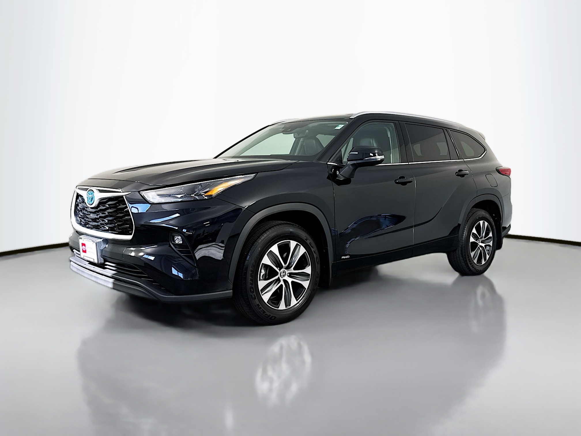 CPO Midnight Black Metallic 2022 Toyota Highlander Hybrid XLE for
