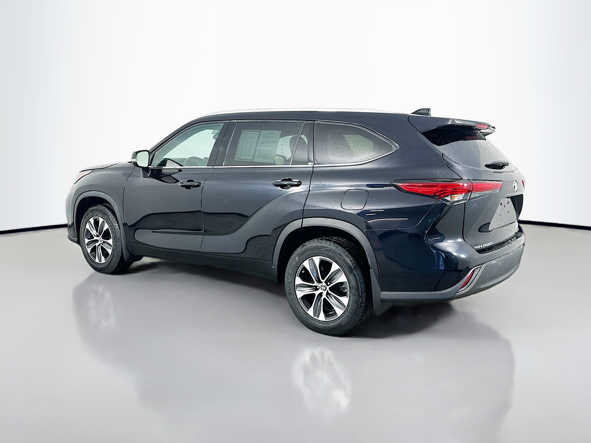 CPO Midnight Black Metallic 2022 Toyota Highlander XLE for