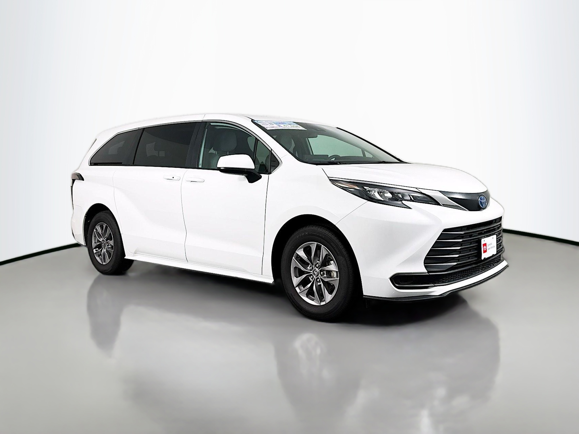 Used Ice Cap 2025 Toyota Sienna LE for Sale in Maplewood, MN