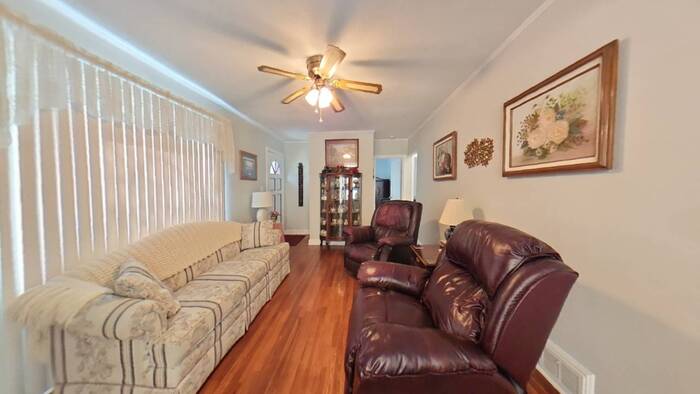214 Govenors View Rd — Living Room