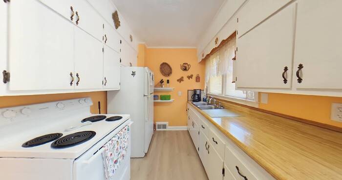 214 Govenors View Rd — Kitchen