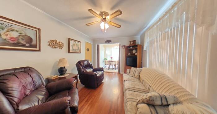 214 Govenors View Rd — Living Room