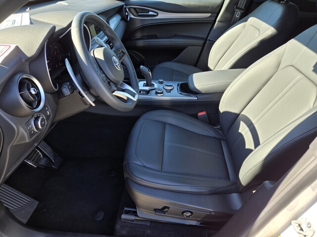 2025 Alfa Romeo Stelvio Base - White exterior view 6