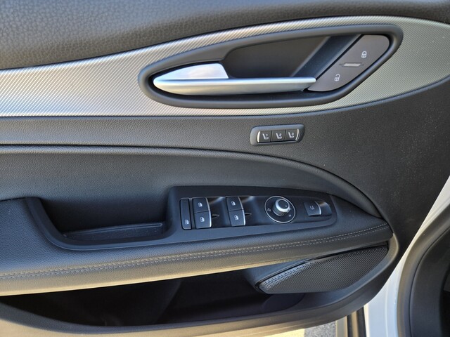 2025 Alfa Romeo Stelvio Base - White exterior view 9