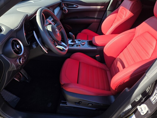 2025 Alfa Romeo Stelvio - Vulcano Black Metallic exterior view 7