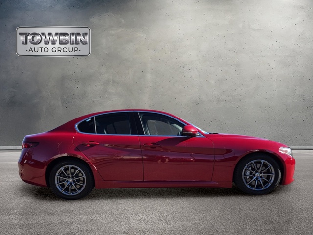 2019 Alfa Romeo Giulia Base - Alfa Rosso exterior view 3