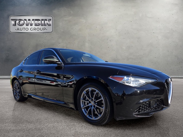 2018 Alfa Romeo Giulia Base - Black exterior view 2