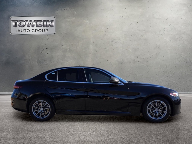 2018 Alfa Romeo Giulia Base - Black exterior view 3