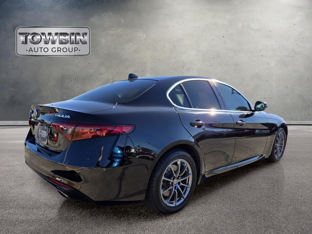 2018 Alfa Romeo Giulia Base - Black exterior view 4
