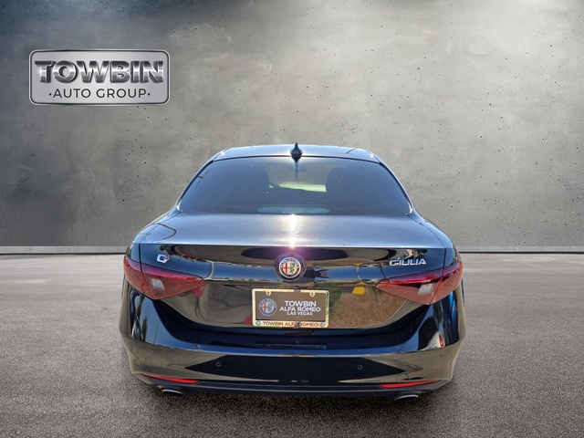 2018 Alfa Romeo Giulia Base - Black exterior view 5