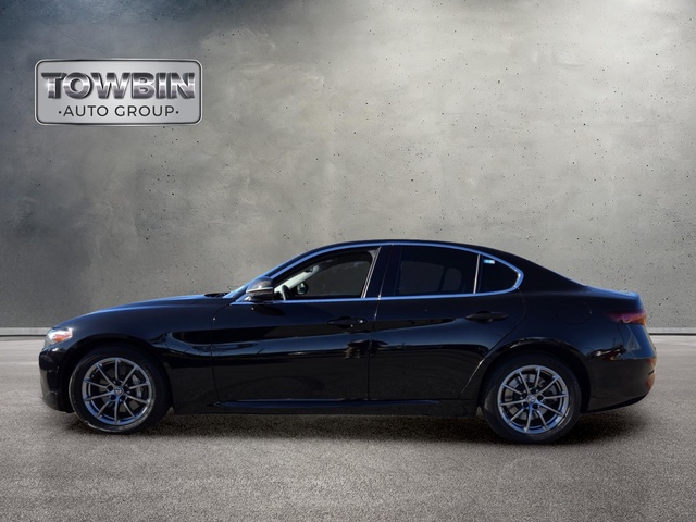 2018 Alfa Romeo Giulia Base - Black exterior view 7
