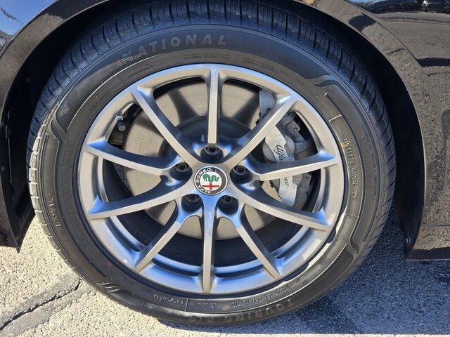 2018 Alfa Romeo Giulia Base - Black exterior view 9