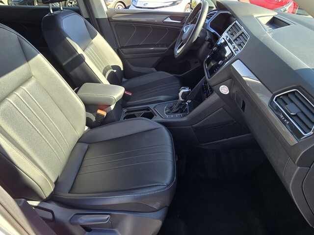 2024 Volkswagen Tiguan 2.0T SE - Pure White exterior view 15