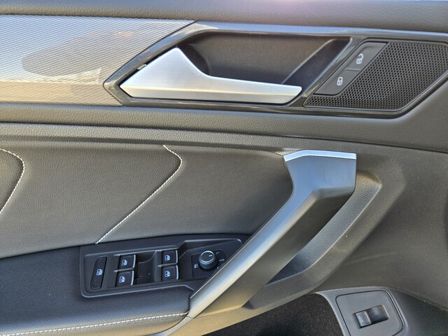 2024 Volkswagen Tiguan 2.0T SE - Pure White exterior view 17