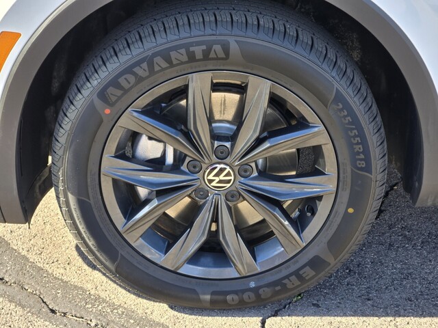 2024 Volkswagen Tiguan 2.0T SE - Pure White exterior view 9