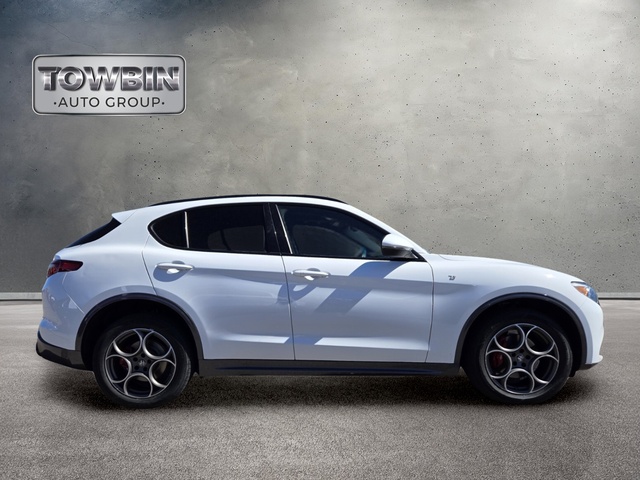 2022 Alfa Romeo Stelvio Ti - White exterior view 3