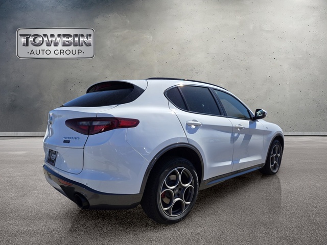 2022 Alfa Romeo Stelvio Ti - White exterior view 4