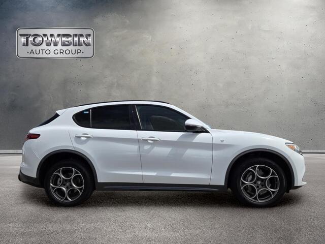 2022 Alfa Romeo Stelvio Ti - White exterior view 3