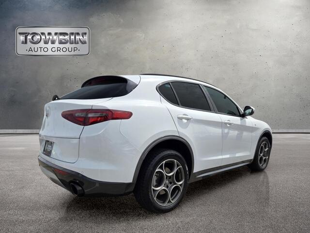 2022 Alfa Romeo Stelvio Ti - White exterior view 4