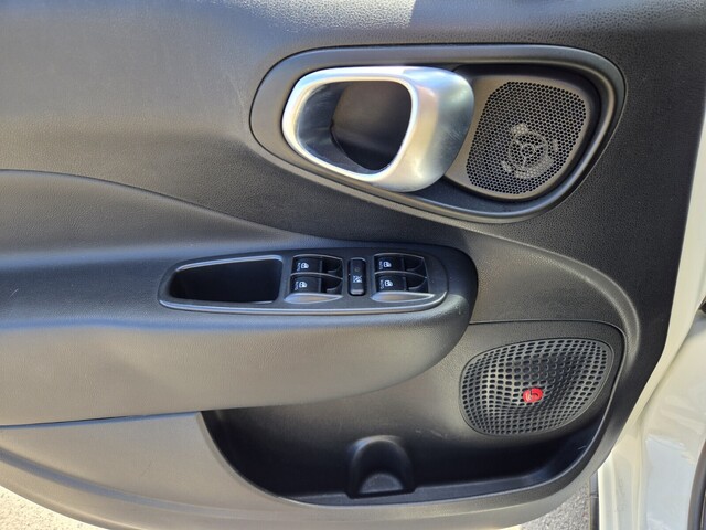 2015 Fiat 500L Trekking - White exterior view 17