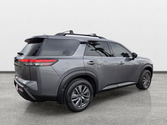 View vehicle photo 4