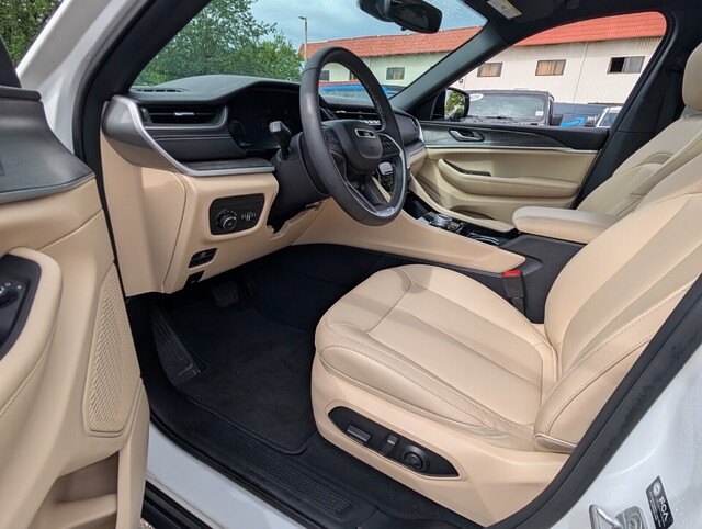 used 2023 Jeep Grand Cherokee car, priced at $29,000