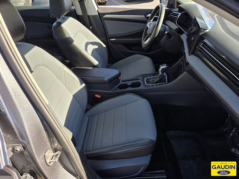 Used 2025 Volkswagen Jetta 1.5T SE 4D Sedan