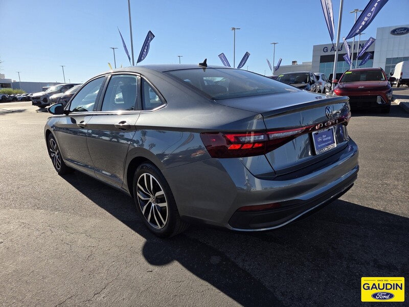 Used 2025 Volkswagen Jetta 1.5T SE 4D Sedan